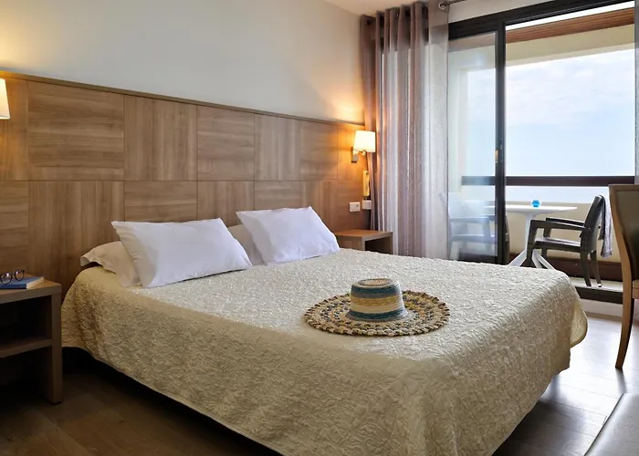 Beau Rivage Отель 2*